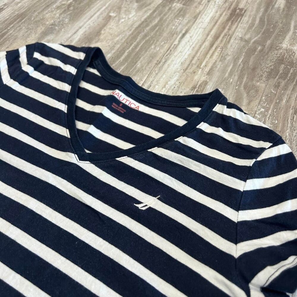 Nautica Women's y2k preppy casual navy + white striped V-neck t-shirt